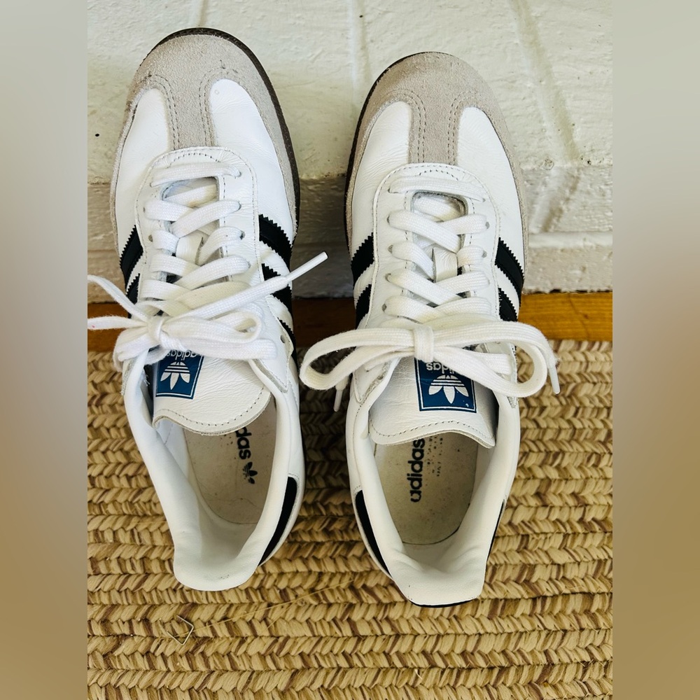 Adidas Women’s Sambas OG Leather Shoes
Size 7